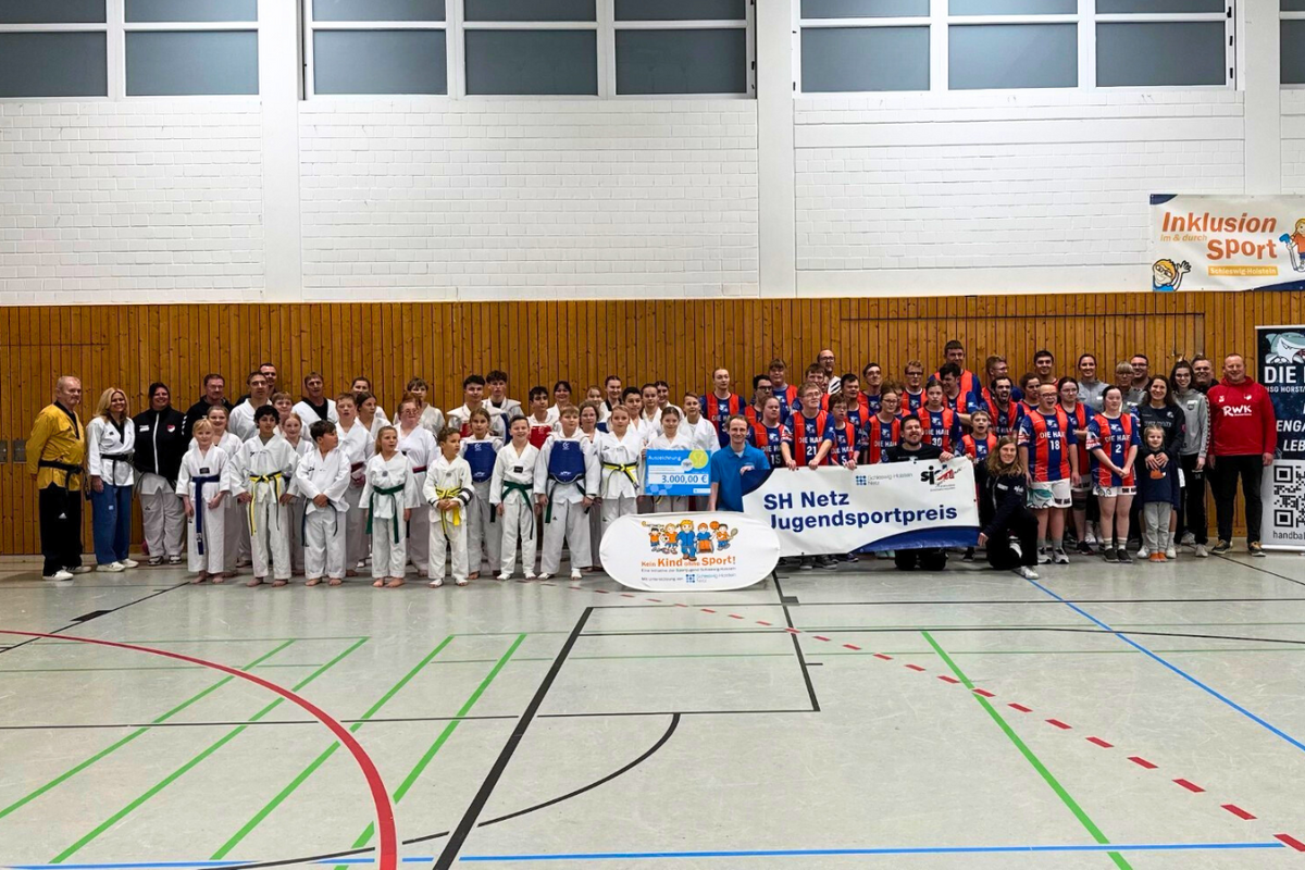 Mitglieder des Vereins Rot Weiß Kiebitzreihe nehmen den Preis entgegen